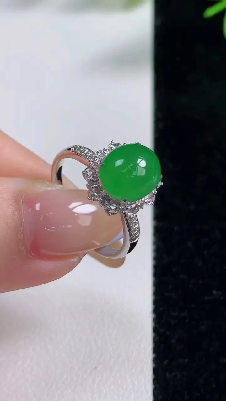 天然A货翡翠蛋面戒指，尺寸176-9.5-7.7-9.6，重量:2.96g2025年11月5日
工厂