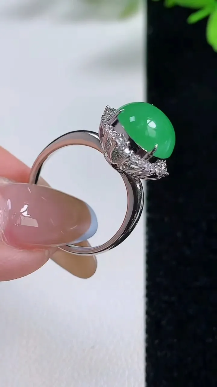 天然A货翡翠蛋面戒指，尺寸17.3-12.2-10-10.9，重量:4.09g2025年11月5日
工厂直销收藏佳品,种好水足，色泽均匀，有种有色，上手高大气！