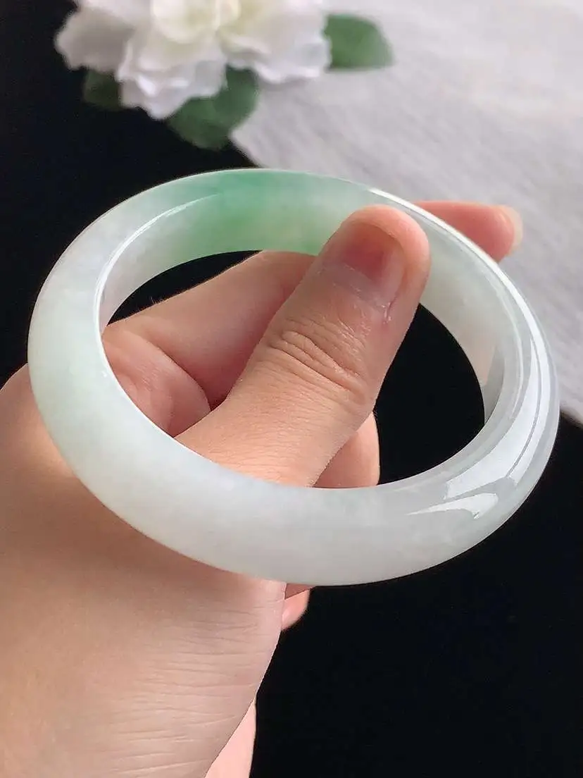 a货翡翠老坑冰种飘绿正装正圈手镯54-55圈口  尺寸54.8×12.2×8.8mm 重量61.53