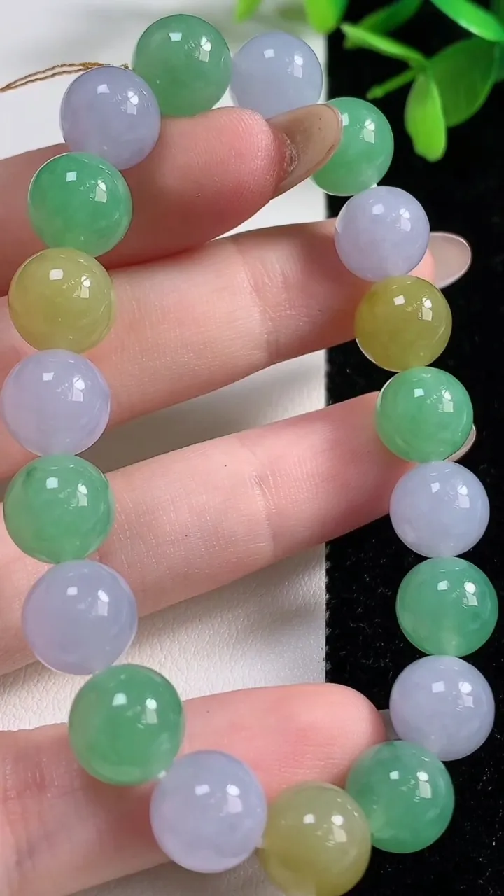 天然A货翡翠三彩圆珠手串，尺寸10-19颗，重量:33.28g11月5日
工厂直销收藏佳品,种好水足，色泽均匀，有种有色，上手高大气！
