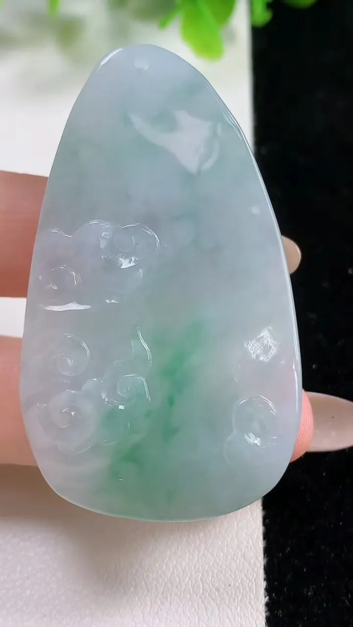 天然A货翡翠无相观音菩萨吊坠，尺寸55.2-32.3-6.5，重量:25.07g
11月5日