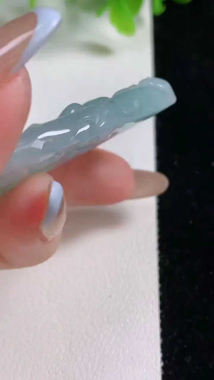 天然A货翡翠无相观音菩萨吊坠，尺寸55.2-32.3-6.5，重量:25.07g
11月5日