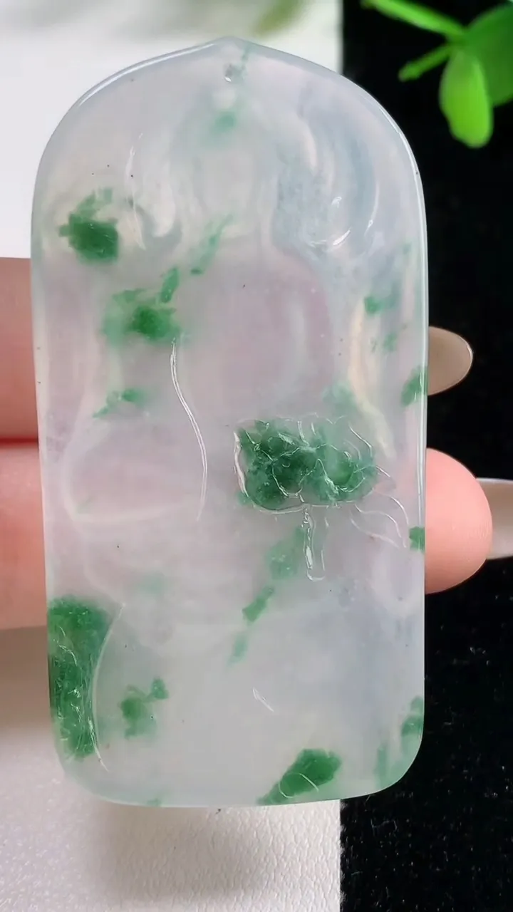 天然A货翡翠大势至菩萨吊坠，尺寸63-33.3-5.9，重量:28.18g
11月5日