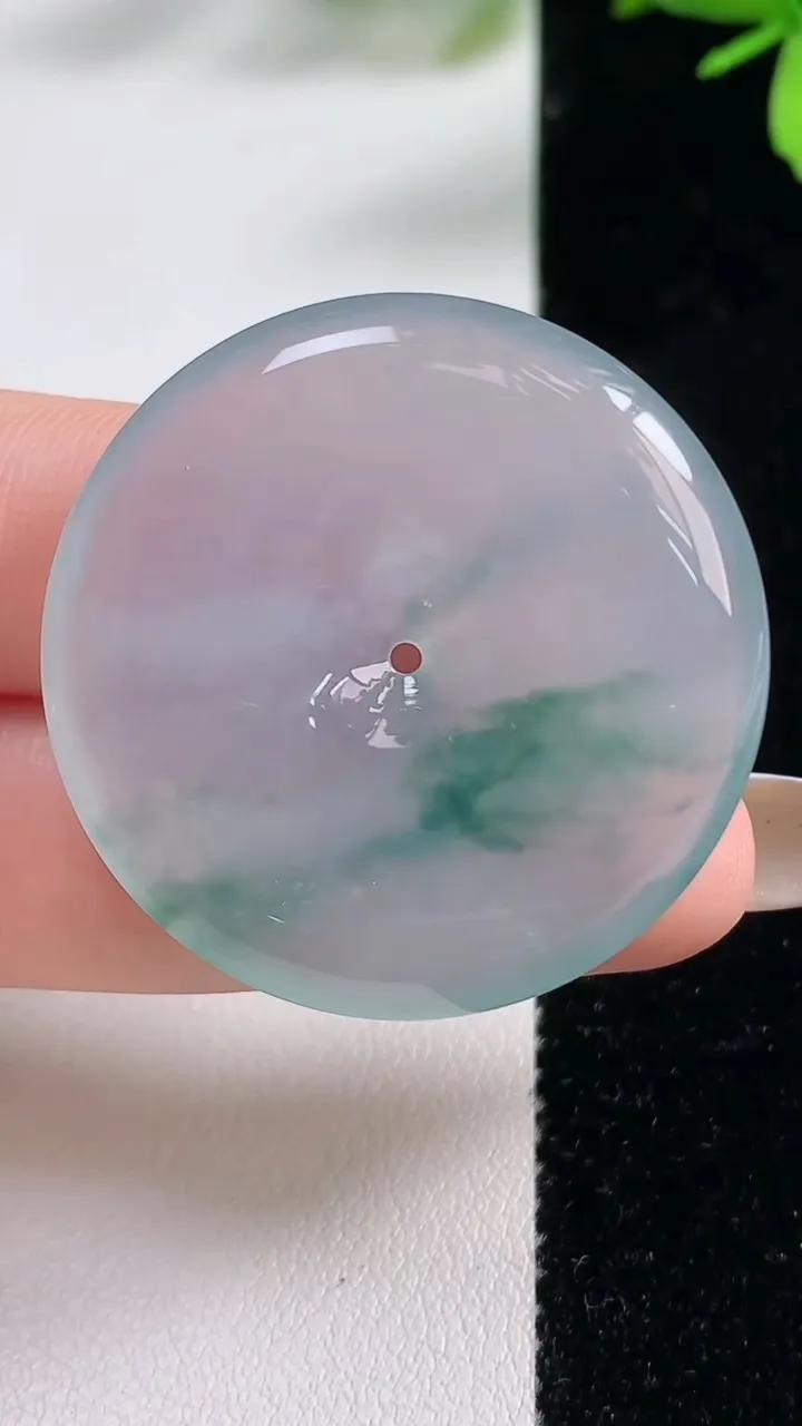 天然A货翡翠种飘花平安扣吊坠，尺寸35.8-5.8，重量:15.69g
11月5日