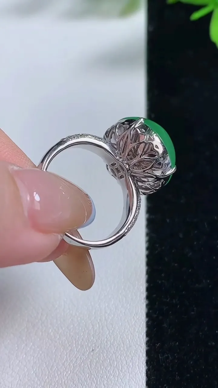 天然A货翡翠蛋面戒指，尺寸17.7-15.5-15-12.2，重量:7.07g2025年11月5日
工厂直销收藏佳品,种好水足，色泽均匀，有种有色，上手高大气！