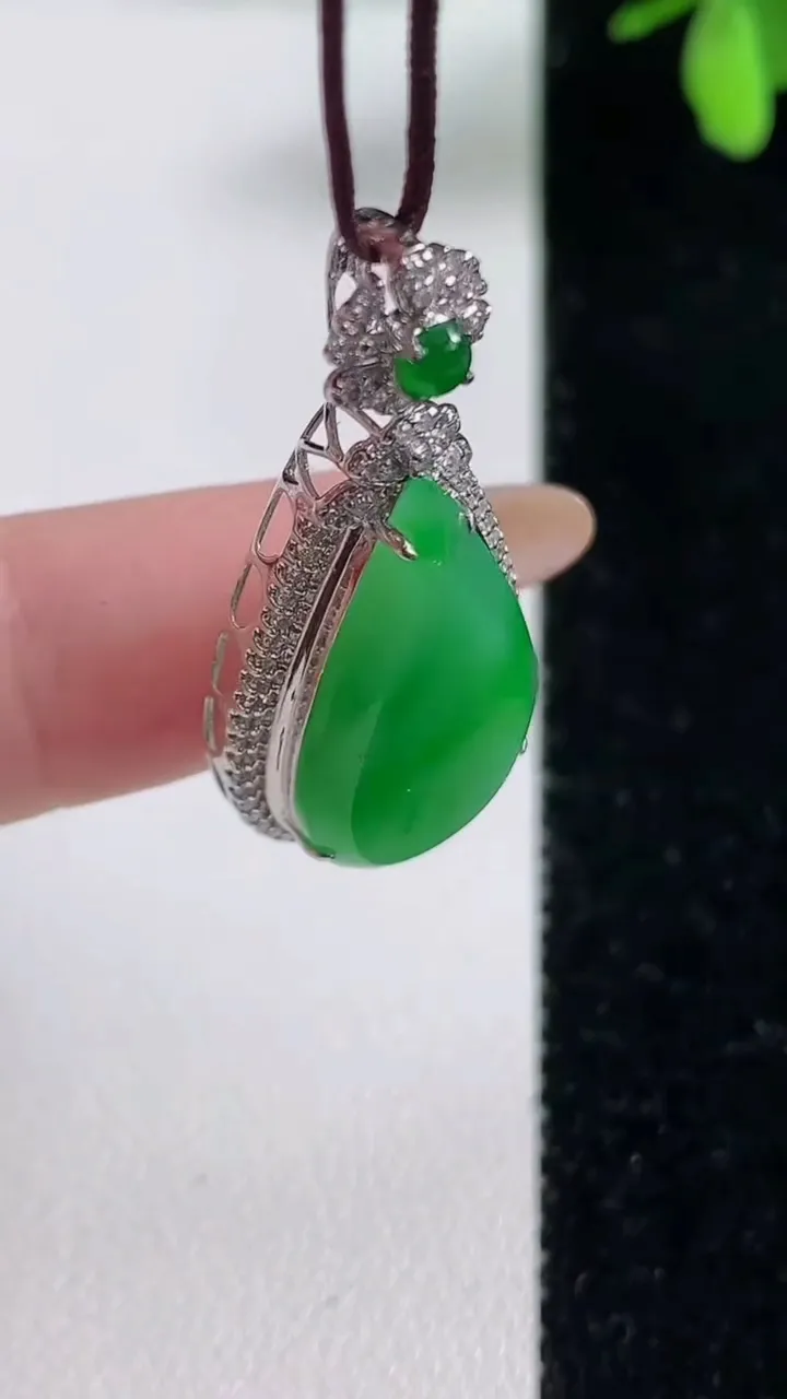 天然A货翡翠水滴吊坠，尺寸343-15.4-7.5
11月5日