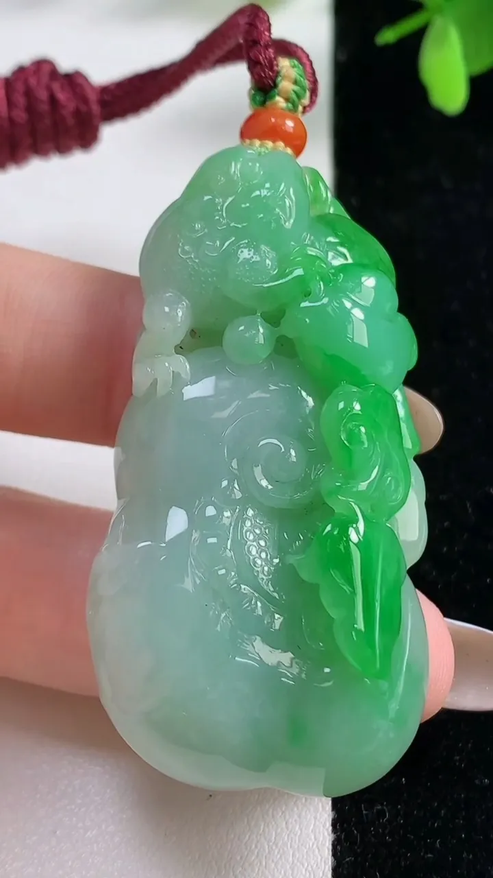天然A货翡翠金蟾吊坠，尺寸53.8-27.6-11.6，重量:34.52g
11月5日