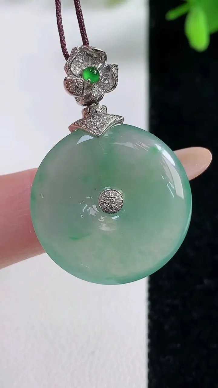 天然A货翡翠平安扣吊坠，尺寸23.6-4.5，重量:6.80g
11月5日