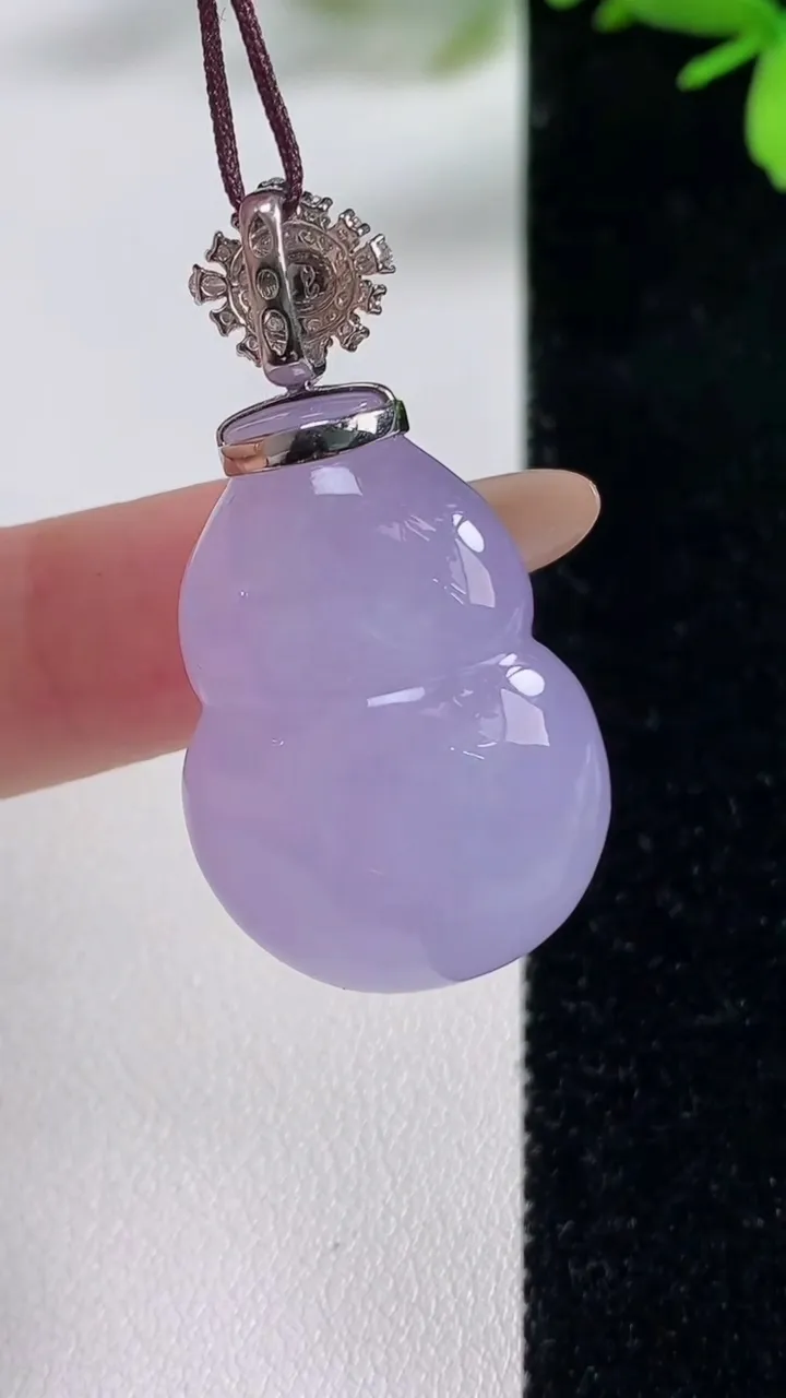 天然A货翡翠18K金紫罗兰葫芦吊坠，尺寸29.3-20.4-14.4，重量:14.33g
11月5日