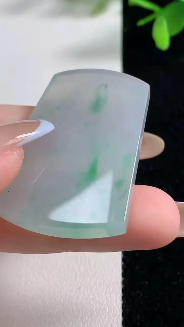 天然A货翡翠无事牌镶嵌件，尺寸42.7-29.8-5.1，重量:16.94g
11月5日