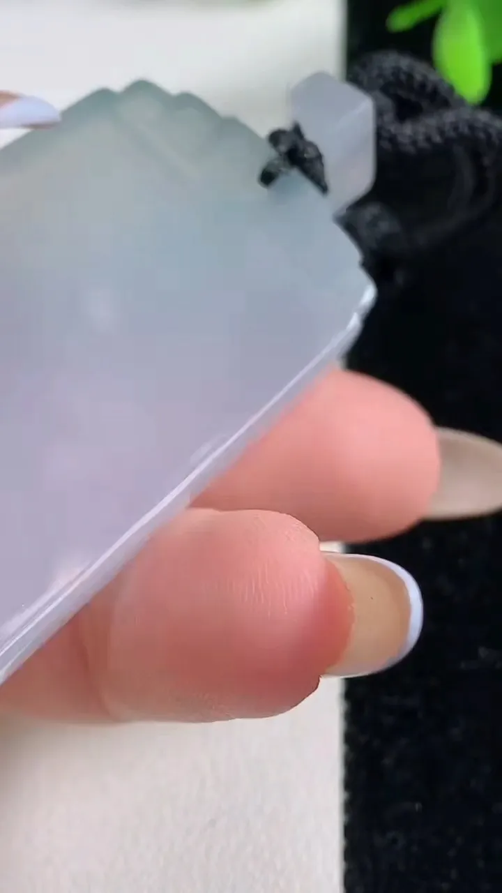 天然A货翡翠紫罗兰无事牌吊坠，尺寸56.6-31-5.5，重量:34.34g
11月5日