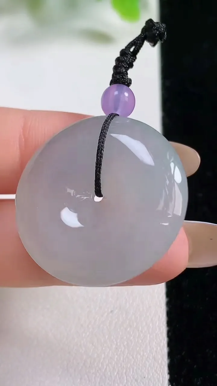 天然A货翡翠平安扣吊坠，尺寸28.4-5.8，重量:9.77g
11月5日