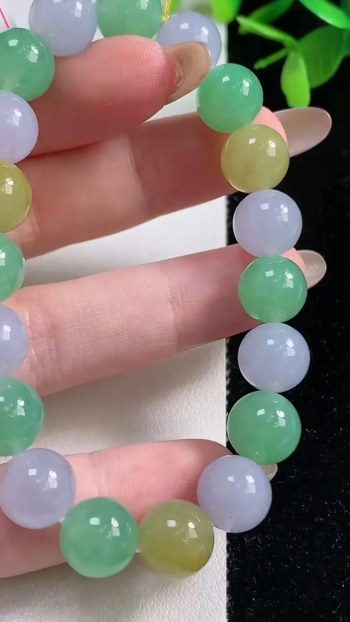 天然A货翡翠三彩圆珠手串，尺寸10-19颗，重量:33.28g11月5日
工厂直销收藏佳品,种好水足，色泽均匀，有种有色，上手高大气！