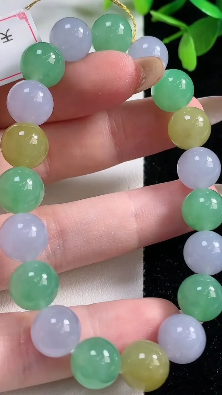 天然A货翡翠三彩圆珠手串，尺寸10-19颗，重量:33.28g11月5日
工厂直销收藏佳品,种好水足，色泽均匀，有种有色，上手高大气！