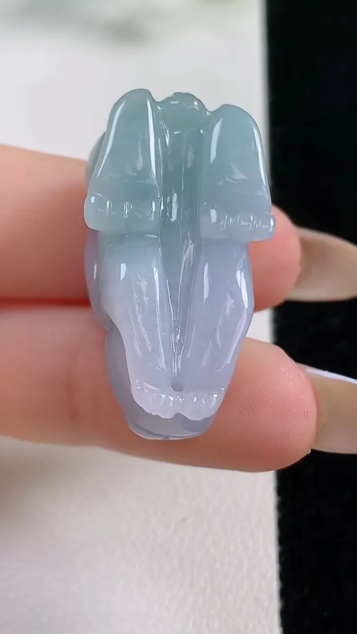 天然A货翡翠生肖兔吊坠，尺寸31-14.4-12，重量:13.98g
11月5日