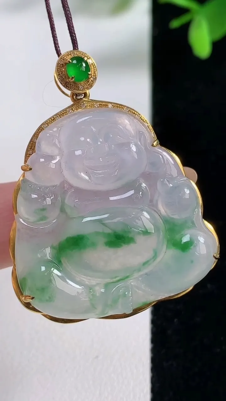 天然A货翡翠逍遥佛吊坠，尺寸41.5-32.8-8.5，裸石32.4-31.7重量:11.17g
11月5日