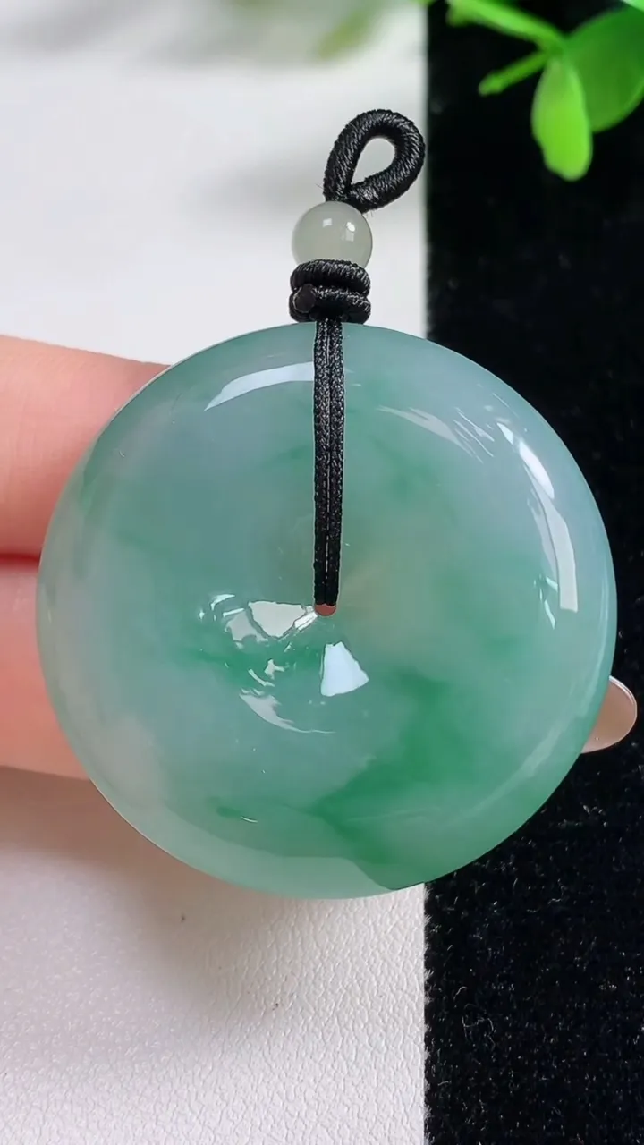 天然A货翡翠山水牌吊坠，尺寸62.8-34-9.7，重量:45.35g
11月5日