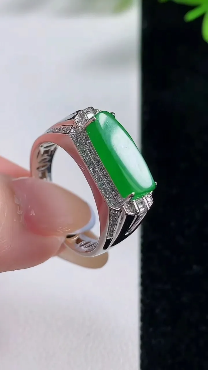 天然A货翡翠马鞍戒指，尺寸19.2-13.7-5.4-6.8，重量:4.46g2025年11月5日
工厂直销收藏佳品,种好水足，色泽均匀，有种有色，上手高大气！