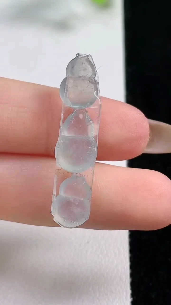 天然A货翡翠葫芦镶嵌件一手三个，尺寸9.7-7.9-3.3，重量:1.74g
11月5日