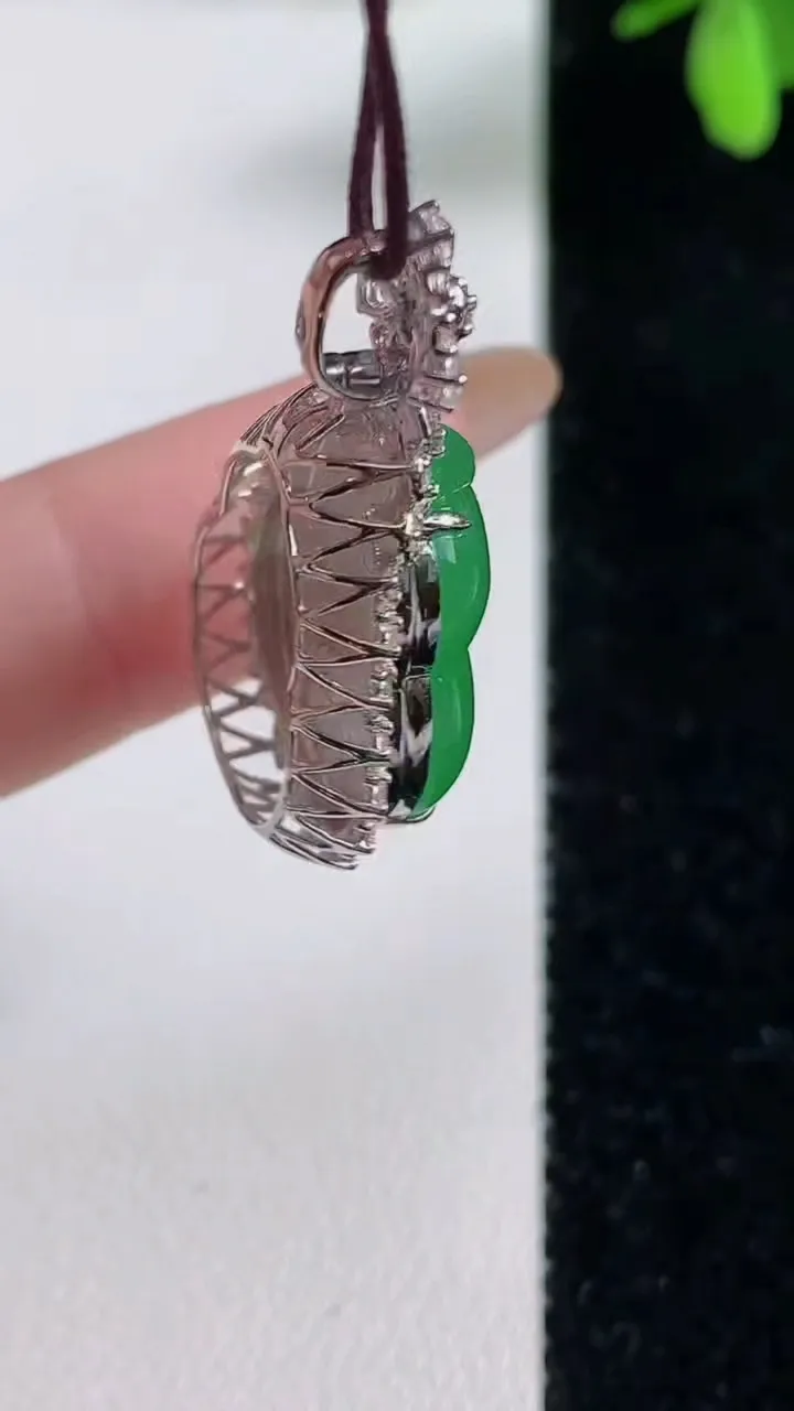 天然A货翡翠葫芦吊坠，尺寸31.5-18.4-9.2，裸石18-14.5重量:4.88g
11月5日
