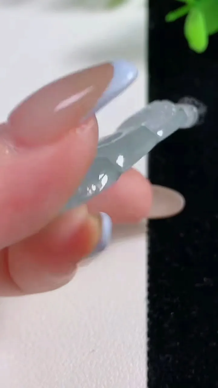 天然A货翡翠观音菩萨吊坠，尺寸52.4-32.3-5.9，重量:17.18g
11月5日