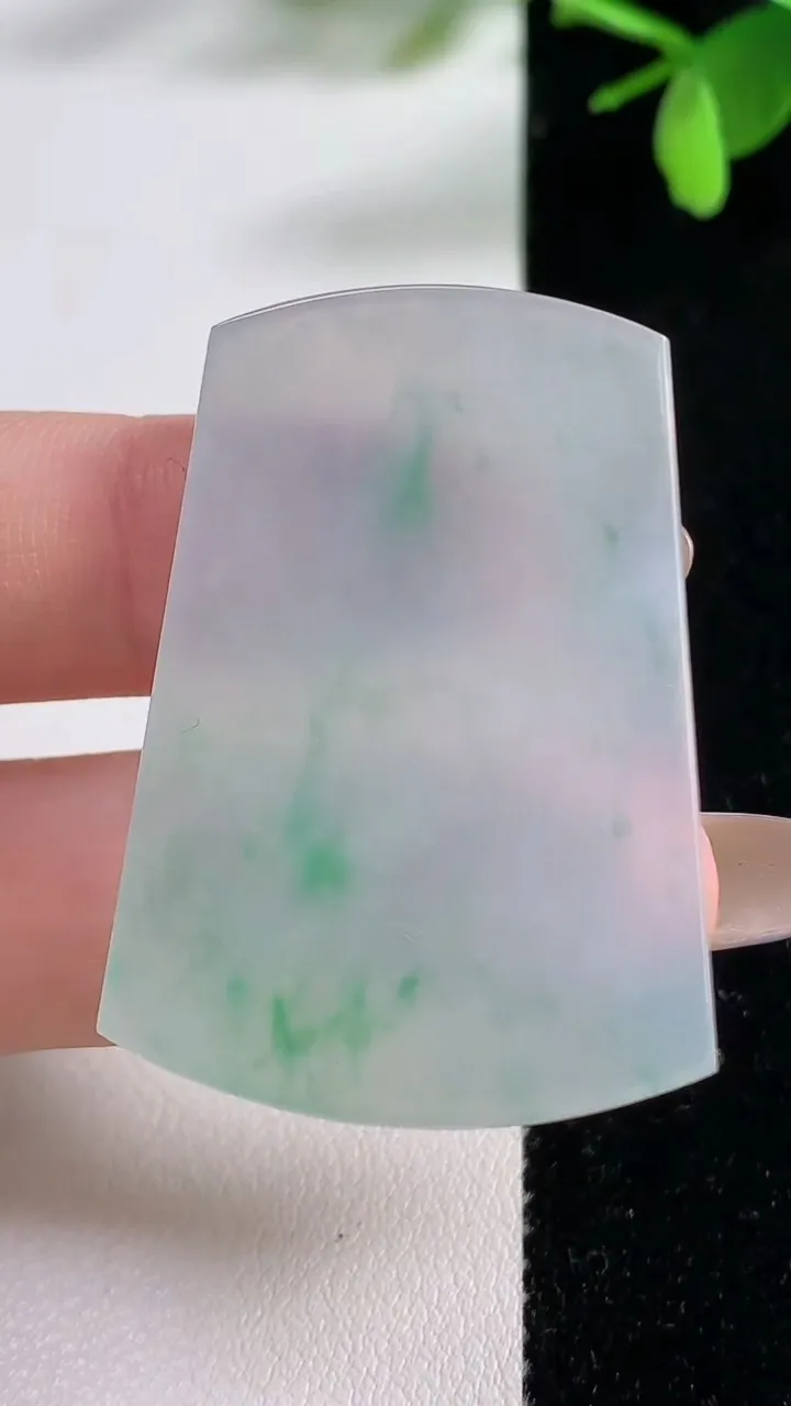 天然A货翡翠无事牌镶嵌件，尺寸42.7-29.8-5.1，重量:16.94g
11月5日