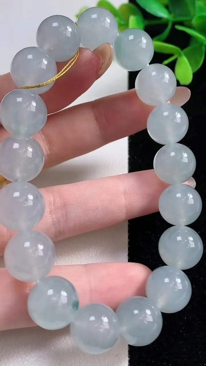 天然A货翡翠种飘花圆珠手串，尺寸12.3-17颗，重量:56.49g11月5日
工厂直销收藏佳品,种好水足，色泽均匀，有种有色，上手高大气！