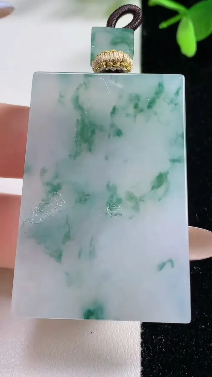 天然A货翡翠种飘花无事牌吊坠，尺寸49-33.8-5.6，重量:32.31g
11月5日