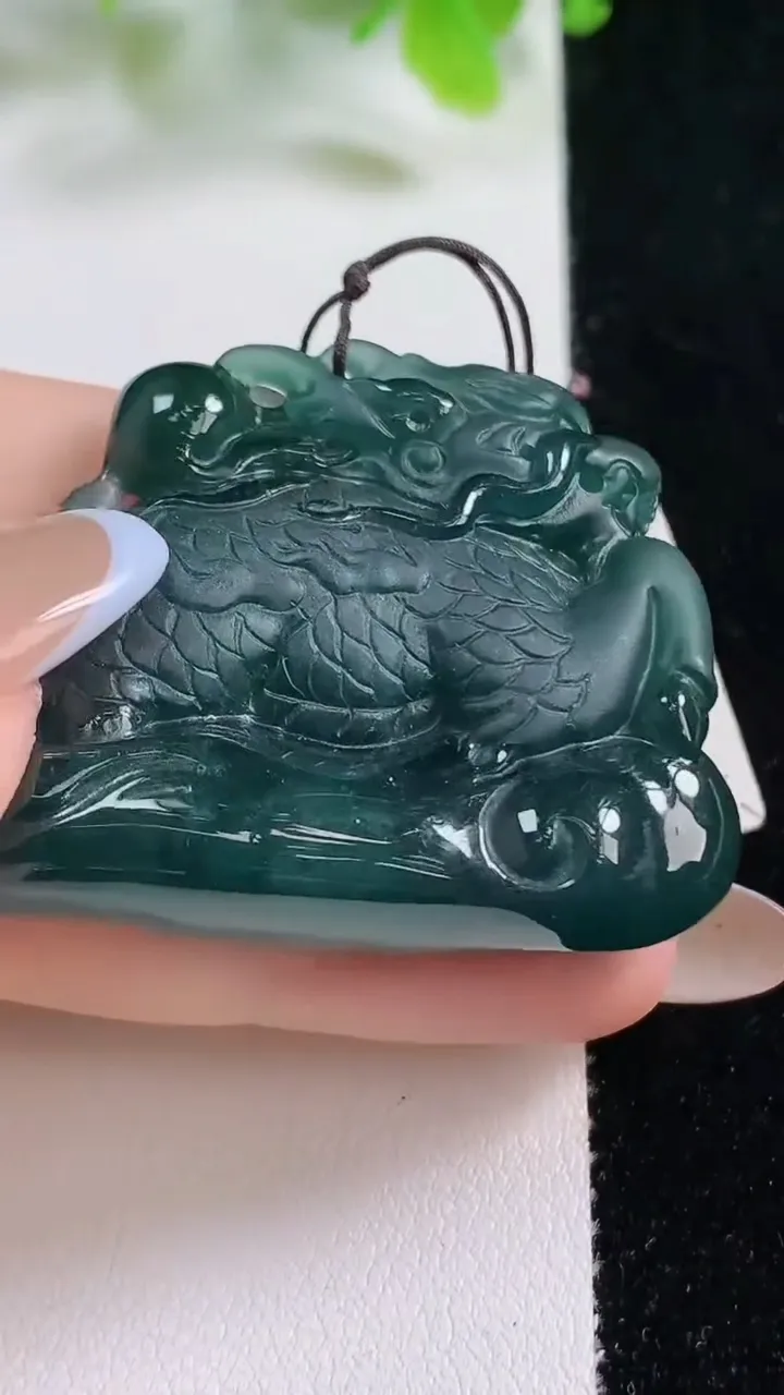 天然A货翡翠麒麟牌吊坠，尺寸35.6-42.5-10.7，重量:33.49g
11月5日