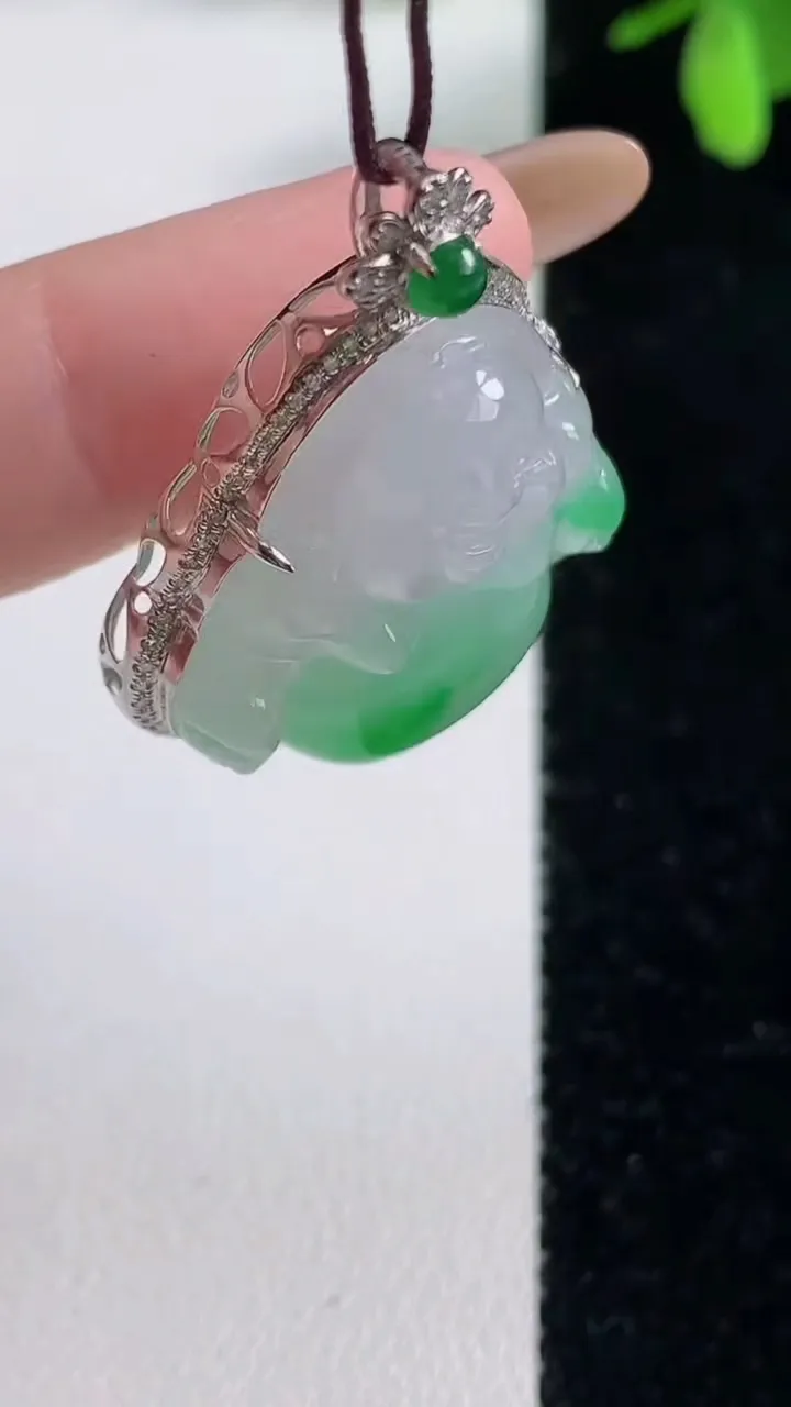 天然A货翡翠佛公吊坠，尺寸33.6-25.8-10.2，裸石24-23.3重量:7.75g
11月5日