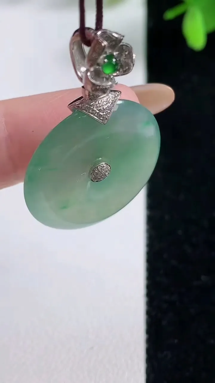 天然A货翡翠平安扣吊坠，尺寸23.6-4.5，重量:6.80g
11月5日