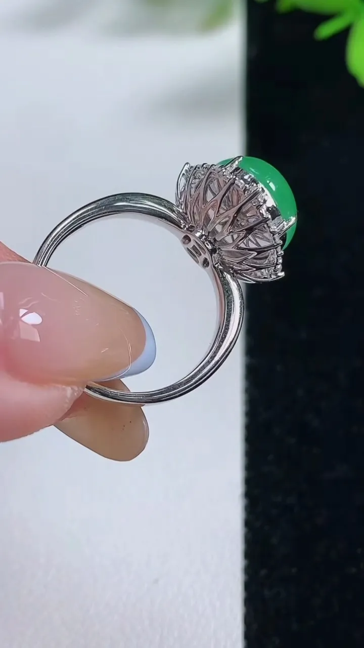 天然A货翡翠蛋面戒指，尺寸17.3-12.2-10-10.9，重量:4.09g2025年11月5日
工厂直销收藏佳品,种好水足，色泽均匀，有种有色，上手高大气！