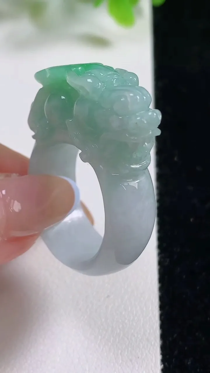 天然A货翡翠貔貅扳指 戒指，尺寸21.7-27.7-11.6-13.7，重量:17.38g2025年11月5日
工厂直销收藏佳品,种好水足，色泽均匀，有种有色，上手高大气！