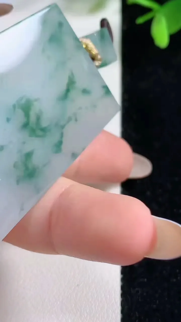 天然A货翡翠种飘花无事牌吊坠，尺寸49-33.8-5.6，重量:32.31g
11月5日