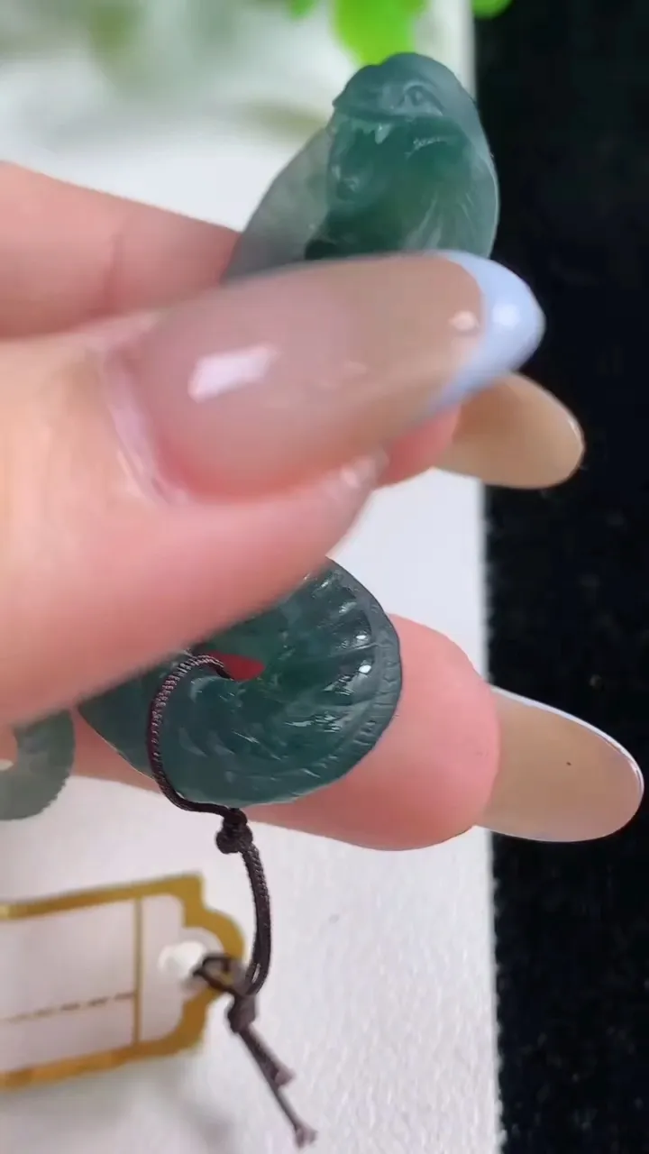 天然A货翡翠生肖蛇吊坠，尺寸50-30.1-8.9，重量:11.73g
11月5日