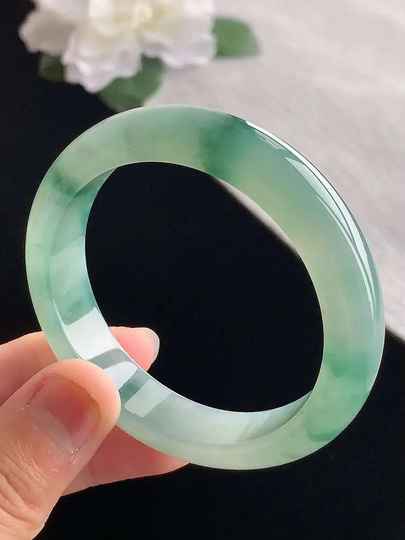 a货翡翠老坑冰种飘花正装正圈手镯50-51小圈口  尺寸50×11.6×7.5mm 重量43.00g 1104