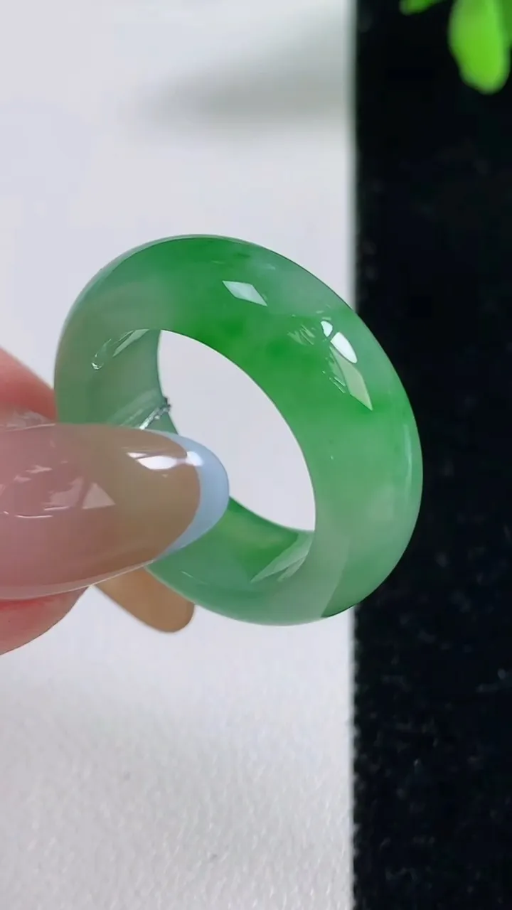 天然A货翡翠指环戒指，尺寸18.7-8-3.9，重量:7.36g2025年11月5日
工厂直销收藏佳品,种好水足，色泽均匀，有种有色，上手高大气！