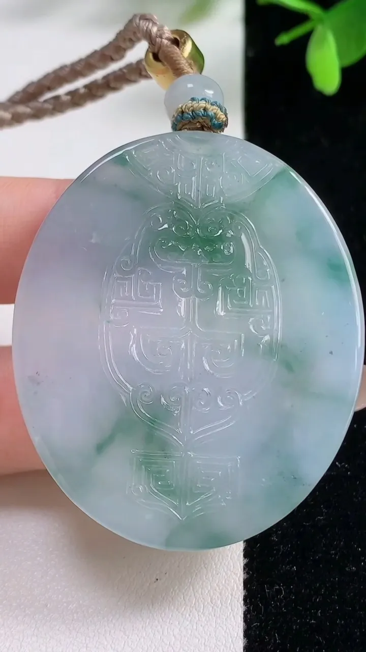 天然A货翡翠种飘花仿古无事牌吊坠，尺寸49.4-41.8-5.6，重量:33.15g
11月5日