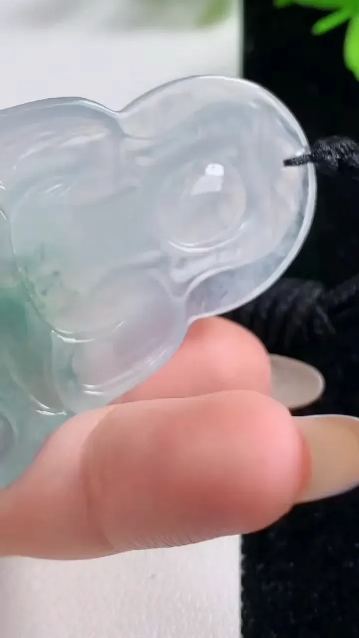 天然A货翡翠种飘花观音菩萨吊坠，尺寸63-38.8-6.3，重量:29.74g
11月5日