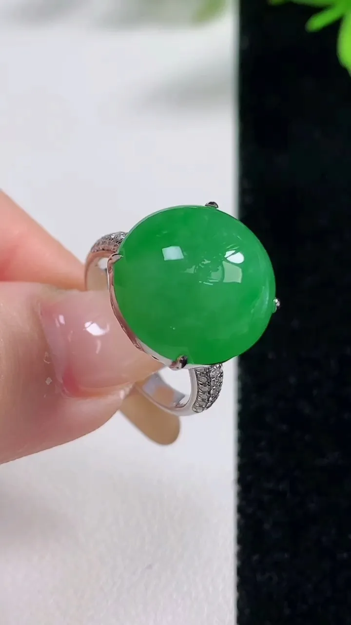 天然A货翡翠蛋面戒指，尺寸17.7-15.5-15-12.2，重量:7.07g2025年11月5日
