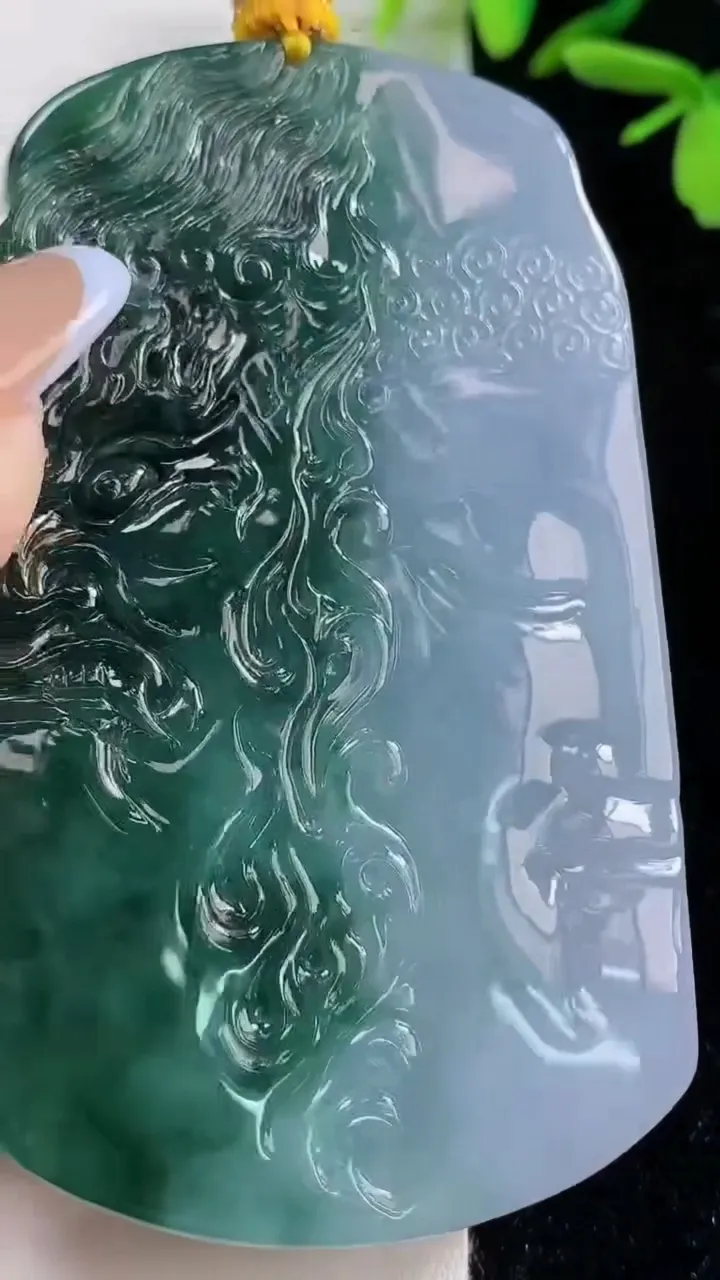 天然A货翡翠一念之间吊坠，尺寸74.8-43.8-11.2，重量:92.55g
11月5日