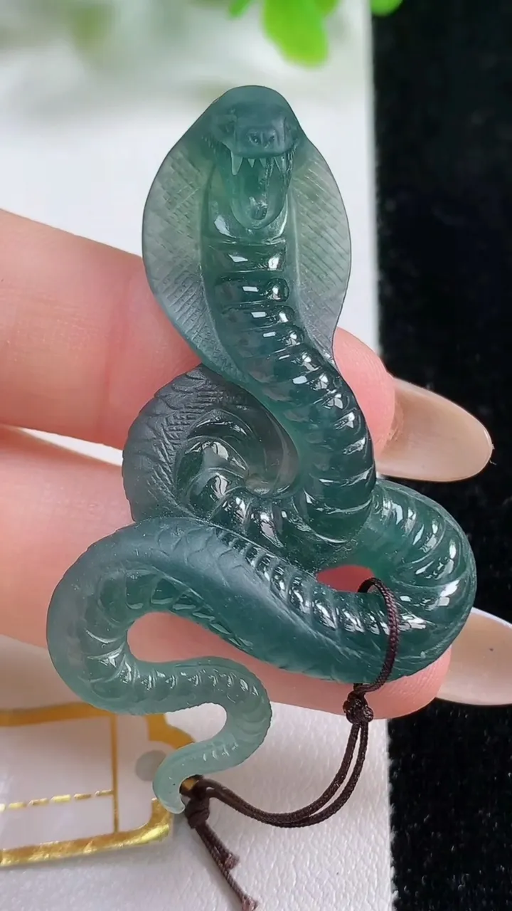 天然A货翡翠生肖蛇吊坠，尺寸50-30.1-8.9，重量:11.73g
11月5日