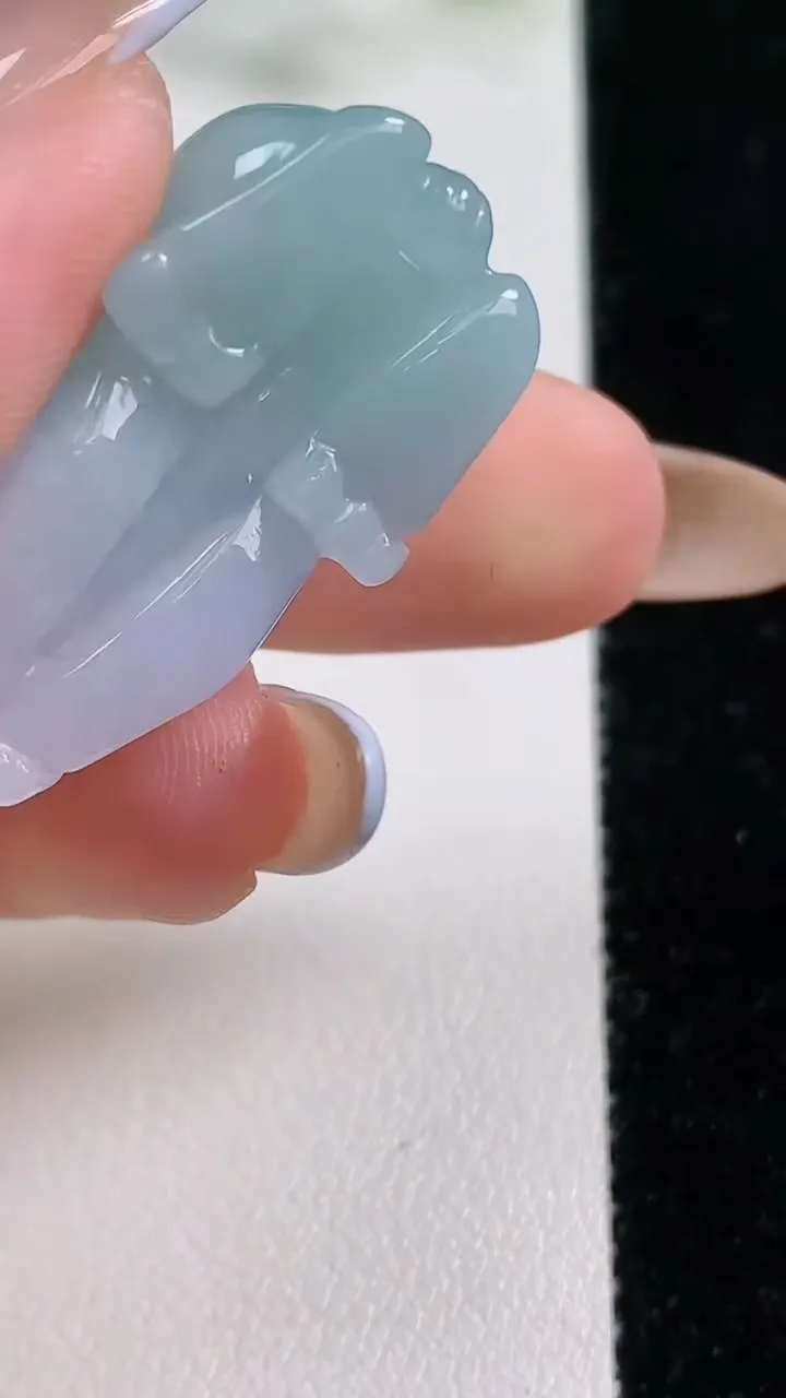 天然A货翡翠生肖兔吊坠，尺寸31-14.4-12，重量:13.98g
11月5日