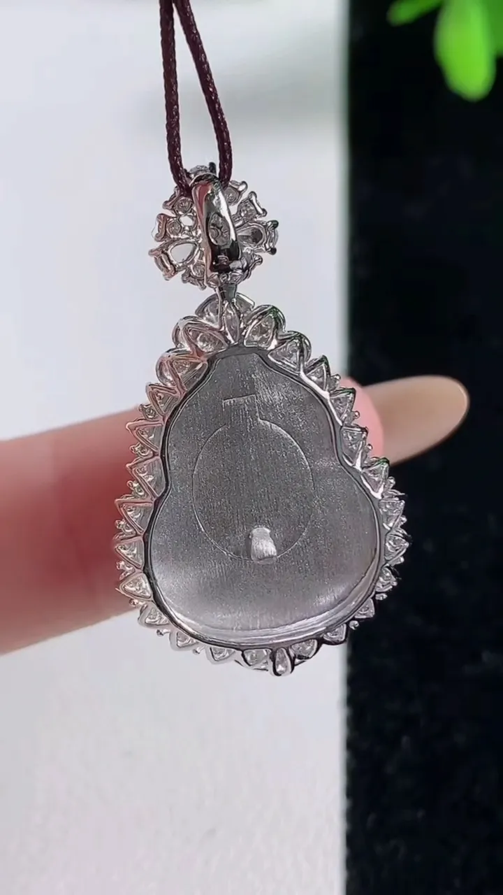 天然A货翡翠葫芦吊坠，尺寸31.5-18.4-9.2，裸石18-14.5重量:4.88g
11月5日