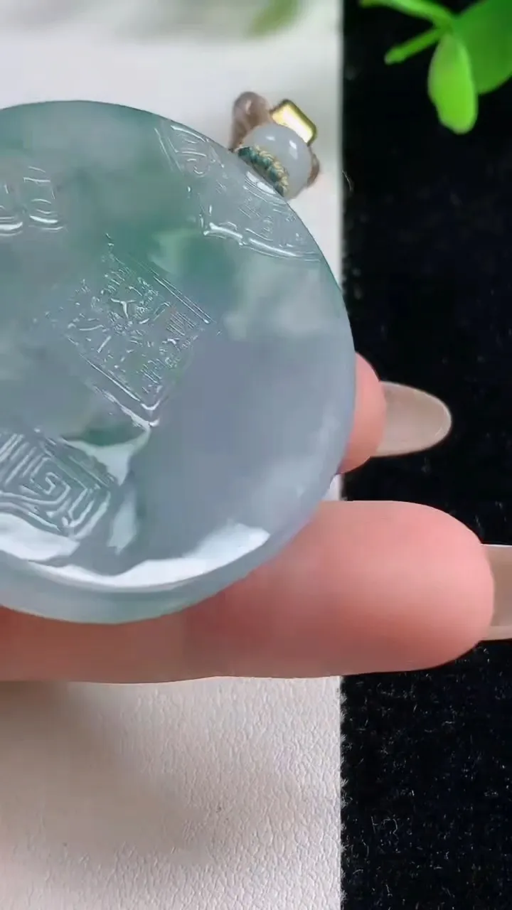 天然A货翡翠种飘花仿古无事牌吊坠，尺寸49.4-41.8-5.6，重量:33.15g
11月5日