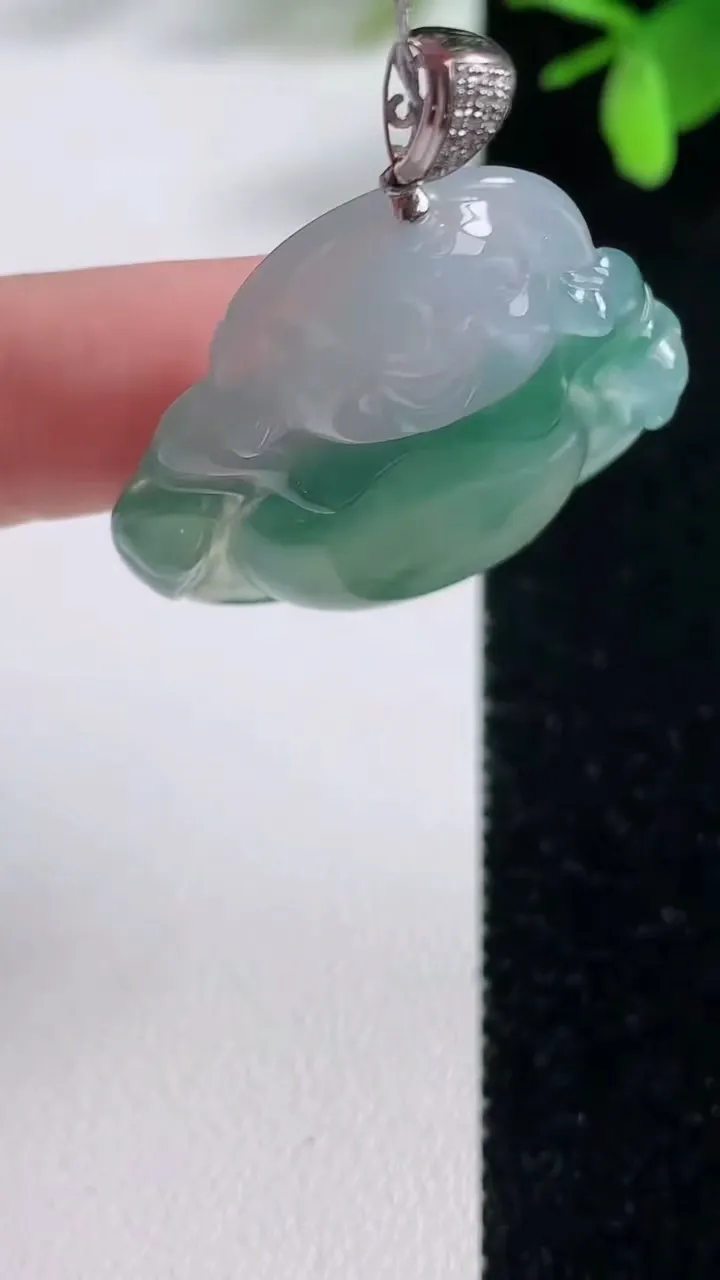 天然A货翡翠种飘花佛公吊坠，尺寸31-33.5-6.5，重量:9.60g
11月5日
