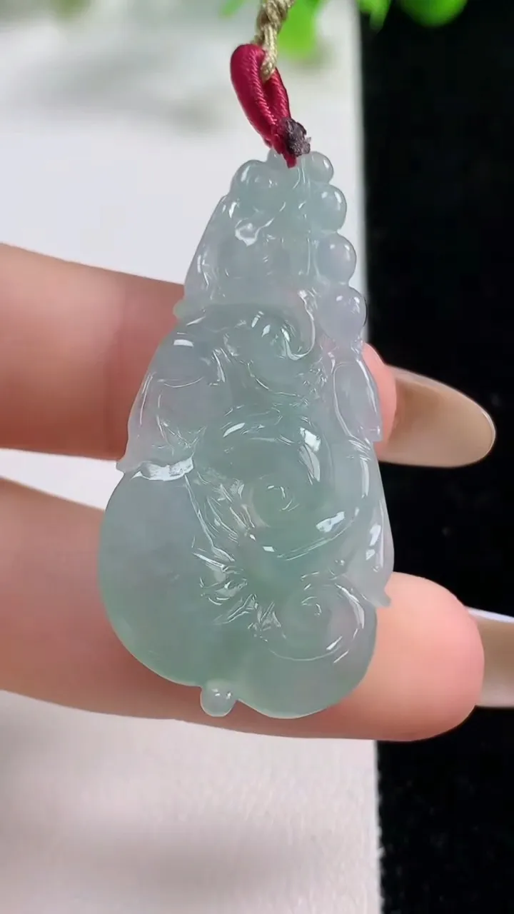 天然A货翡翠如意吊坠，尺寸41.6-21.5-4.6，重量:7.04g
11月5日