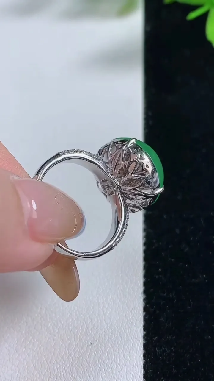 天然A货翡翠蛋面戒指，尺寸17.7-15.5-15-12.2，重量:7.07g2025年11月5日
工厂直销收藏佳品,种好水足，色泽均匀，有种有色，上手高大气！