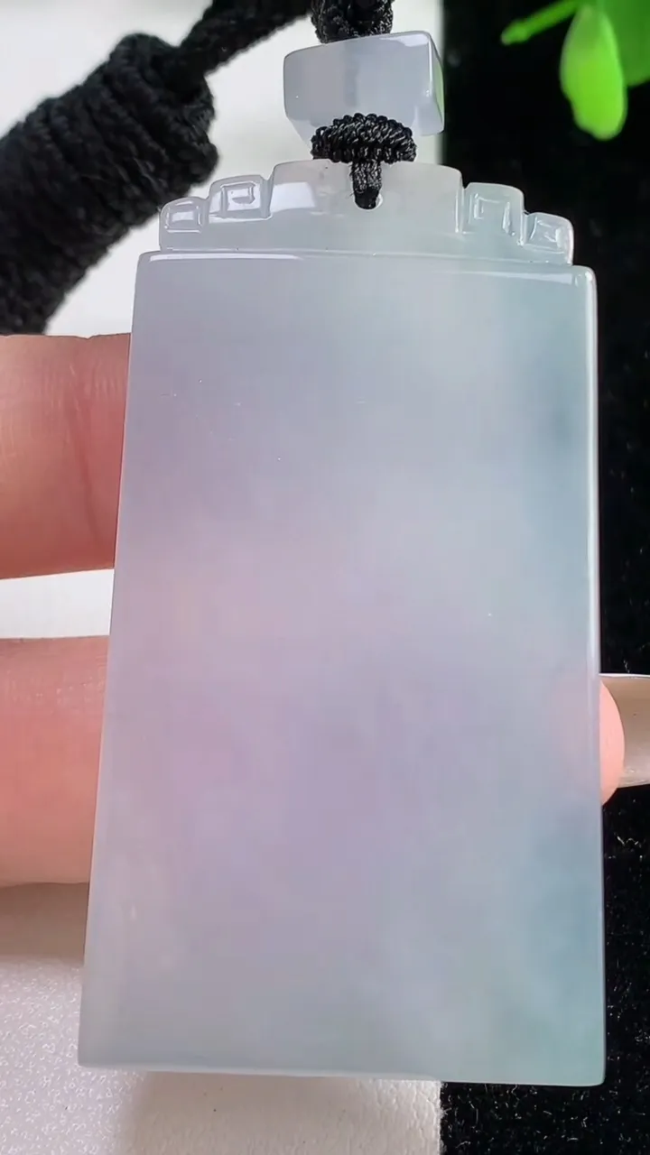 天然A货翡翠紫罗兰无事牌吊坠，尺寸56.6-31-5.5，重量:34.34g
11月5日