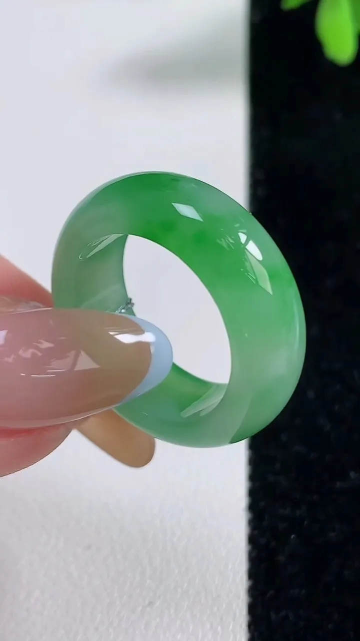 天然A货翡翠指环戒指，尺寸18.7-8-3.9，重量:7.36g2025年11月5日
工厂直销收藏佳品,种好水足，色泽均匀，有种有色，上手高大气！